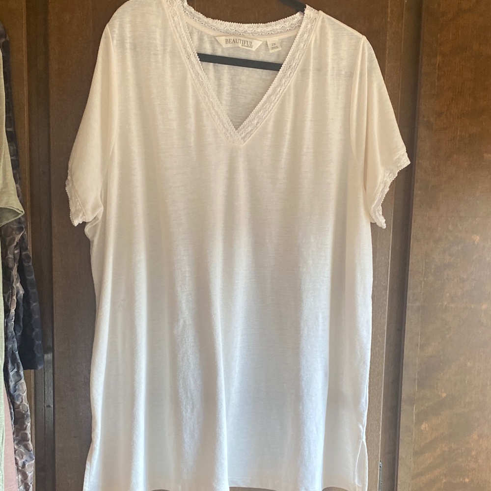 Elegant Ivory V-Neck Short Sleeve Top